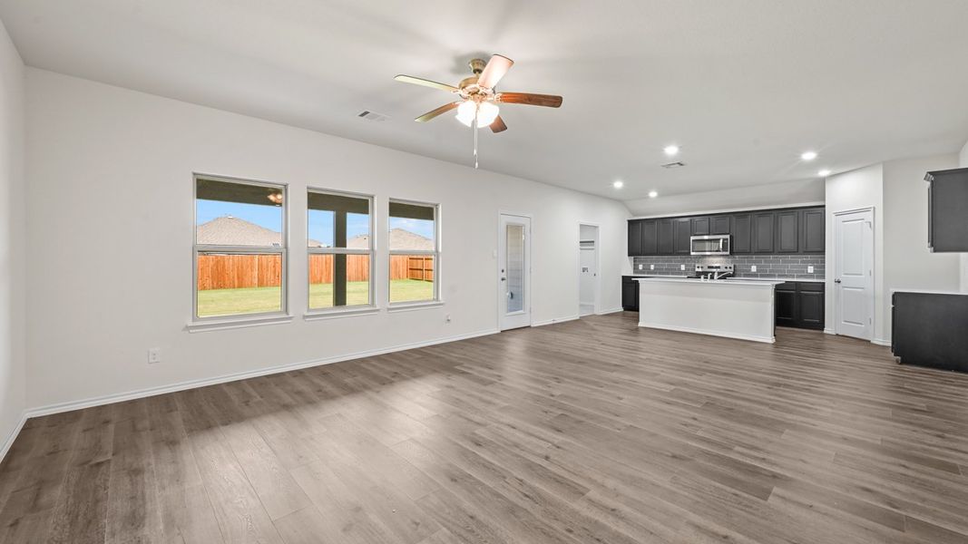 Spacious, unfurnished interior of a new home in Saddlebrook, Waxahachie (Image 18).