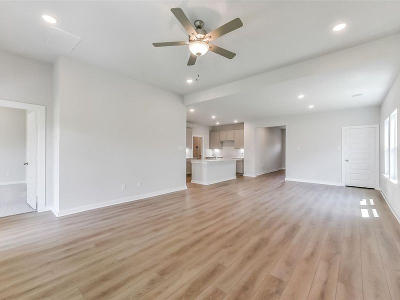 Spacious, unfurnished interior of a new home in River Ranch Meadows, Dayton (Image 18).