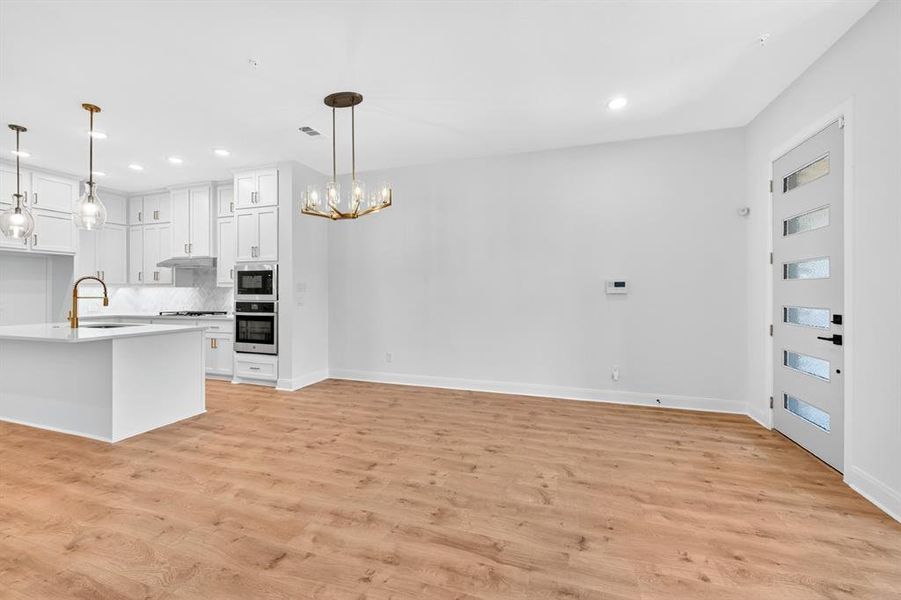 Spacious, unfurnished interior of a new home in Hillside at Las Colinas, Irving (Image 27).