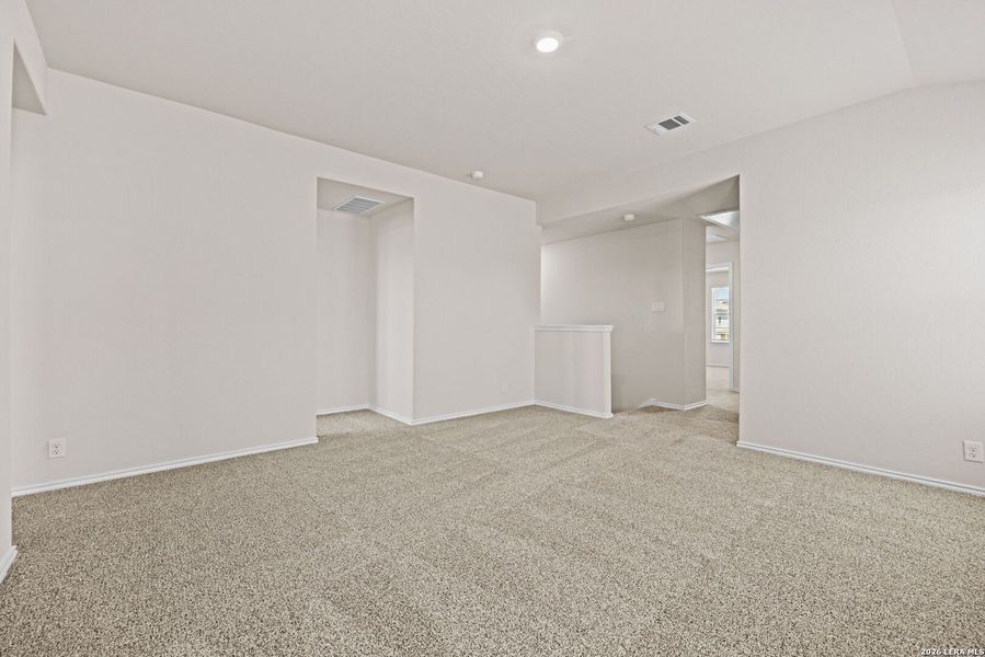 Spacious, unfurnished interior of a new home in Redbird Ranch, San Antonio (Image 14).