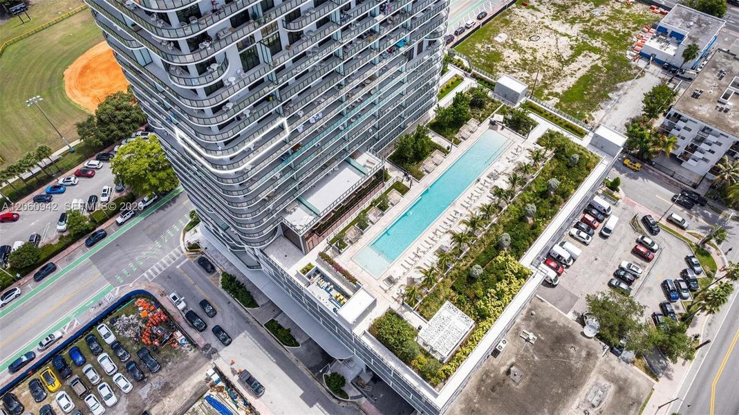 Condo located in Miami Beach, FL showcasing its design and architecture (Image 27).