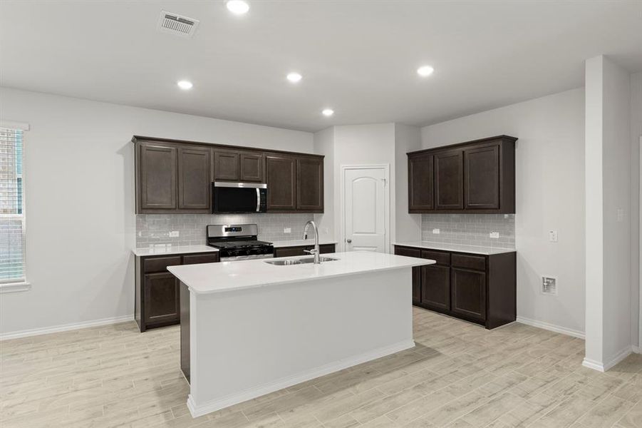 08. 2516 Breakaway - Kitchen (2)