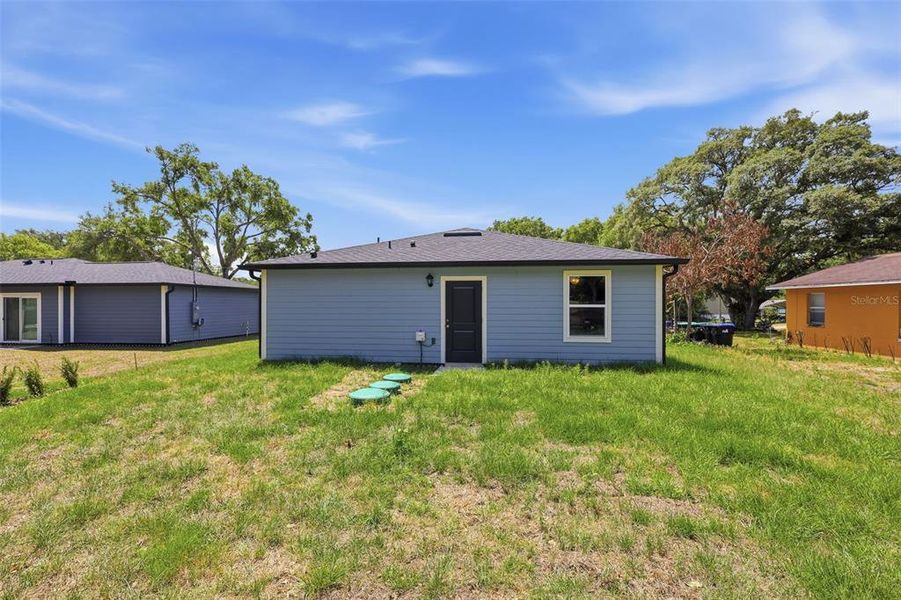 Exterior details and patio area of a home in , Apopka (Image 3).