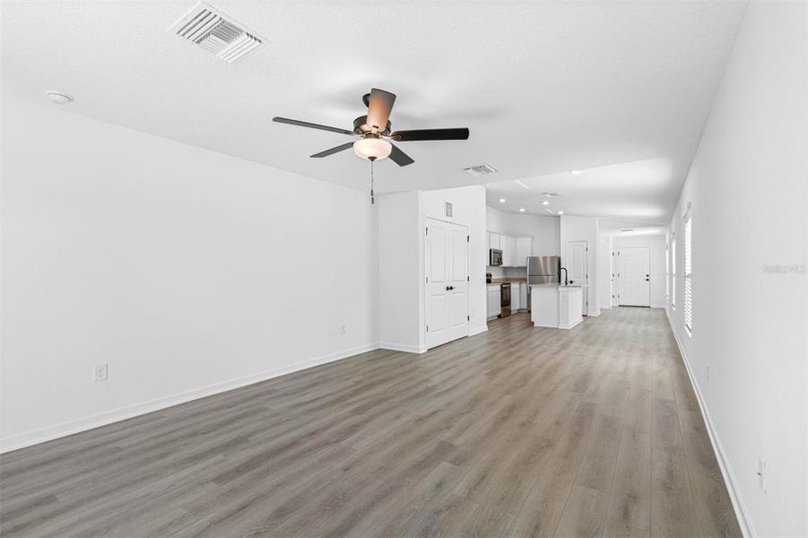 Spacious, unfurnished interior of a new home in Royal Highlands, Weeki Wachee (Image 5).