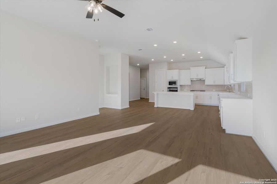 Spacious, unfurnished interior of a new home in Meyer Ranch, New Braunfels (Image 25). Spacious, unfurnished interior of a new home in Meyer Ranch, New Braunfels (Image 25).