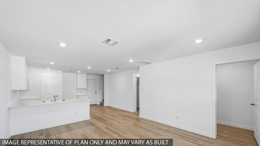 Spacious, unfurnished interior of a new home in Baron Village, Conroe (Image 6).