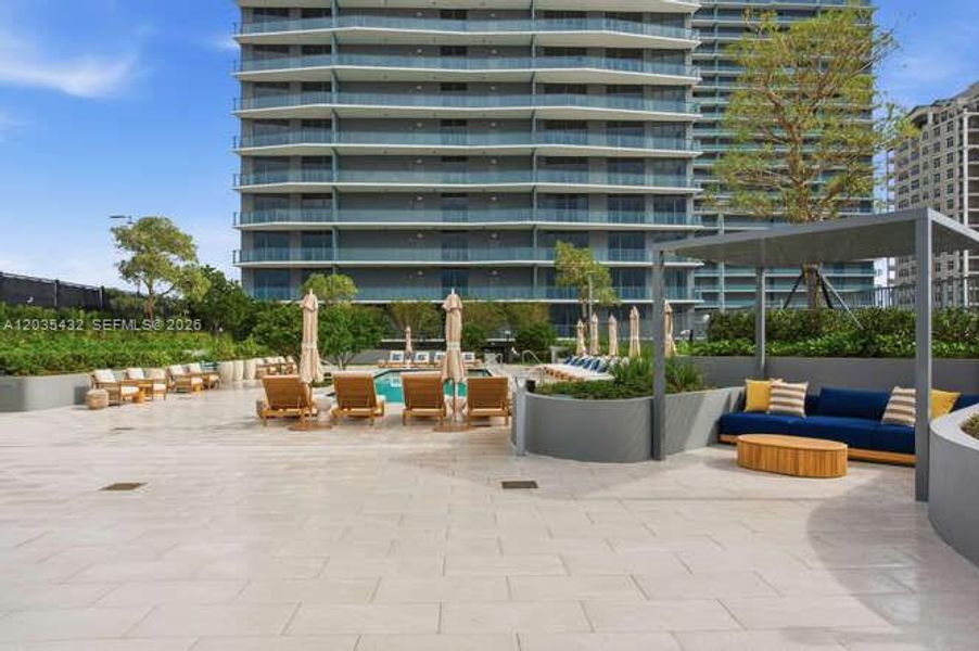 Condo located in Tampa, FL showcasing its design and architecture (Image 2). Condo located in Tampa, FL showcasing its design and architecture (Image 2).