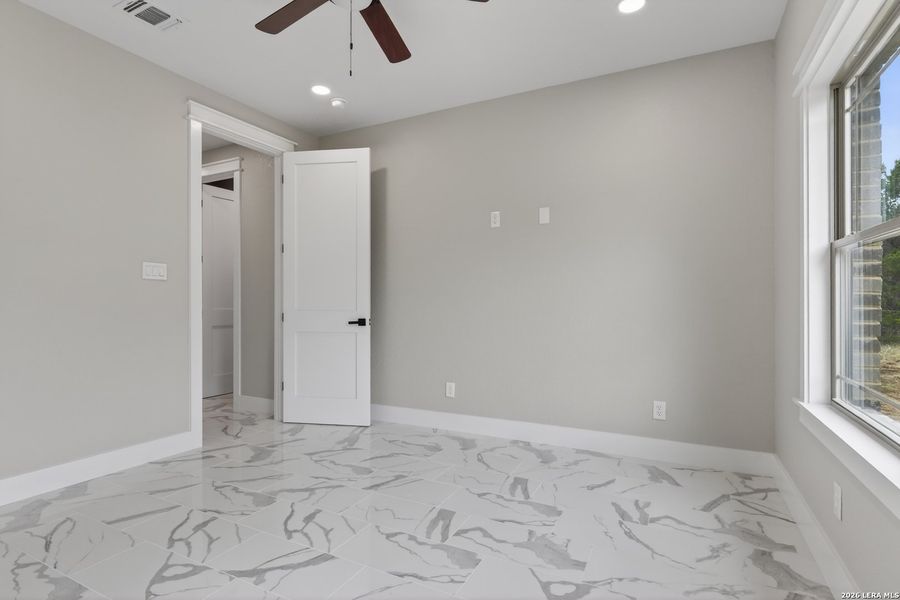 Spacious, unfurnished interior of a new home in , Bandera (Image 16).