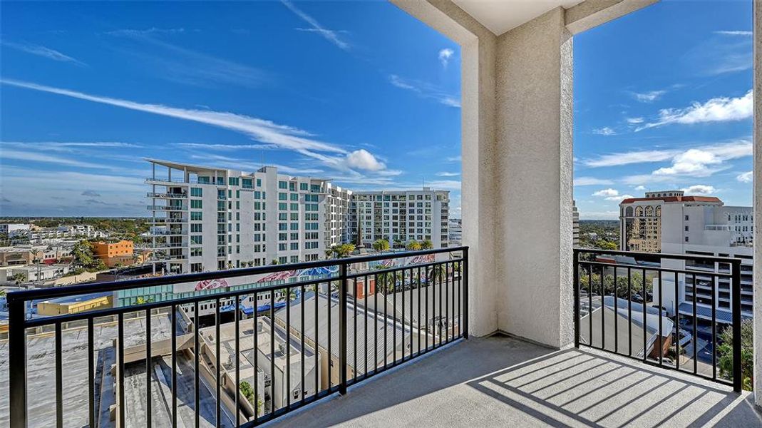 Condo located in Sarasota, FL showcasing its design and architecture (Image 4).