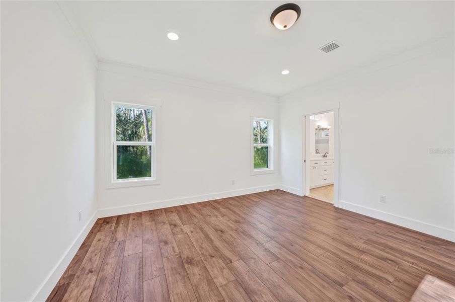 Spacious, unfurnished interior of a new home in , Port Charlotte (Image 14).