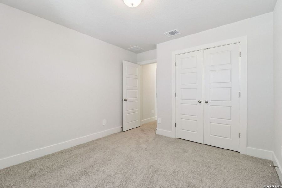Spacious, unfurnished interior of a new home in Thomas Pond, San Antonio (Image 41).