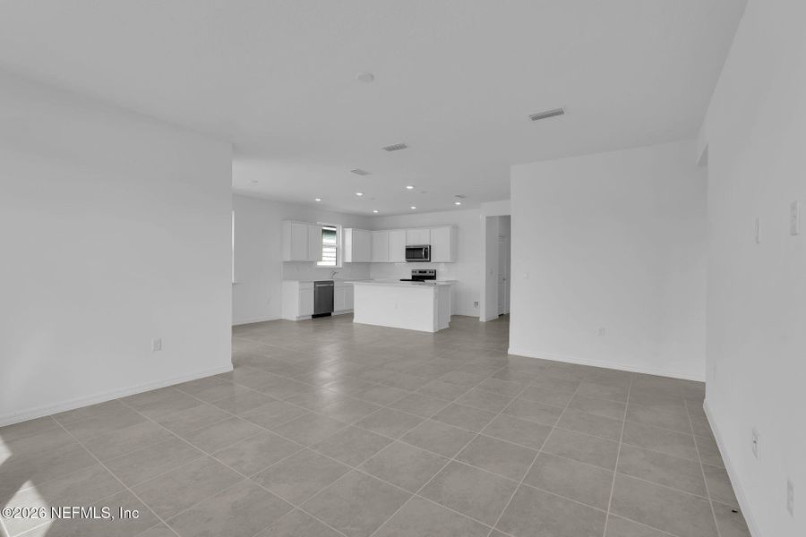 Spacious, unfurnished interior of a new home in Hyland Trail, Green Cove Springs (Image 19).
