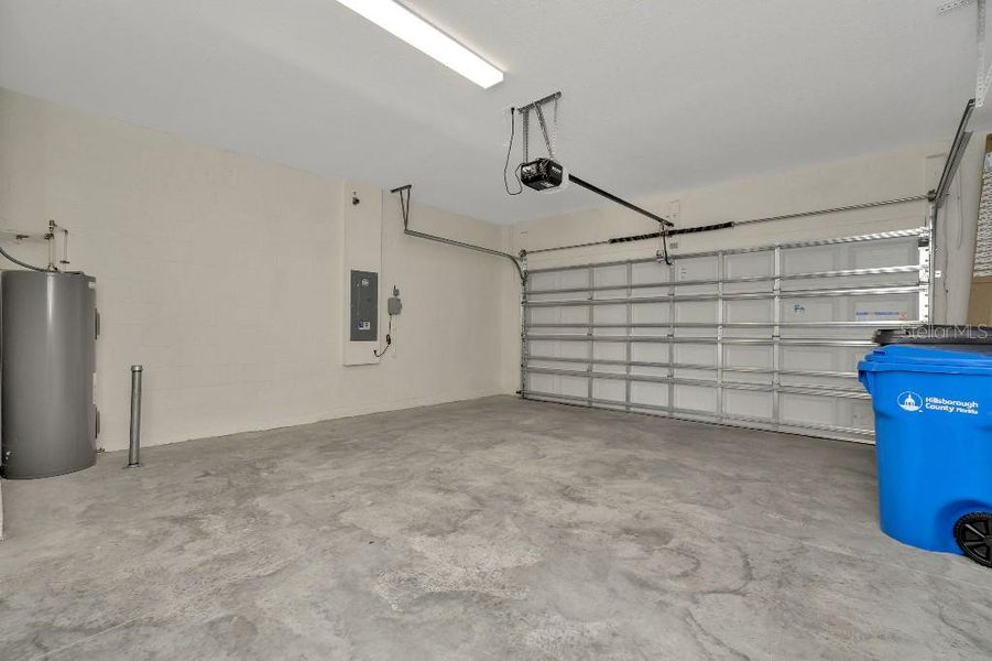 Spacious, unfurnished interior of a new home in Mangrove Manor, Apollo Beach (Image 38).