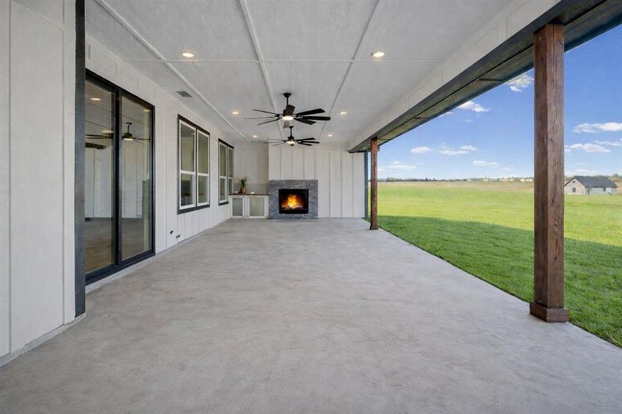 Exterior details and patio area of a home in , Celeste (Image 4).