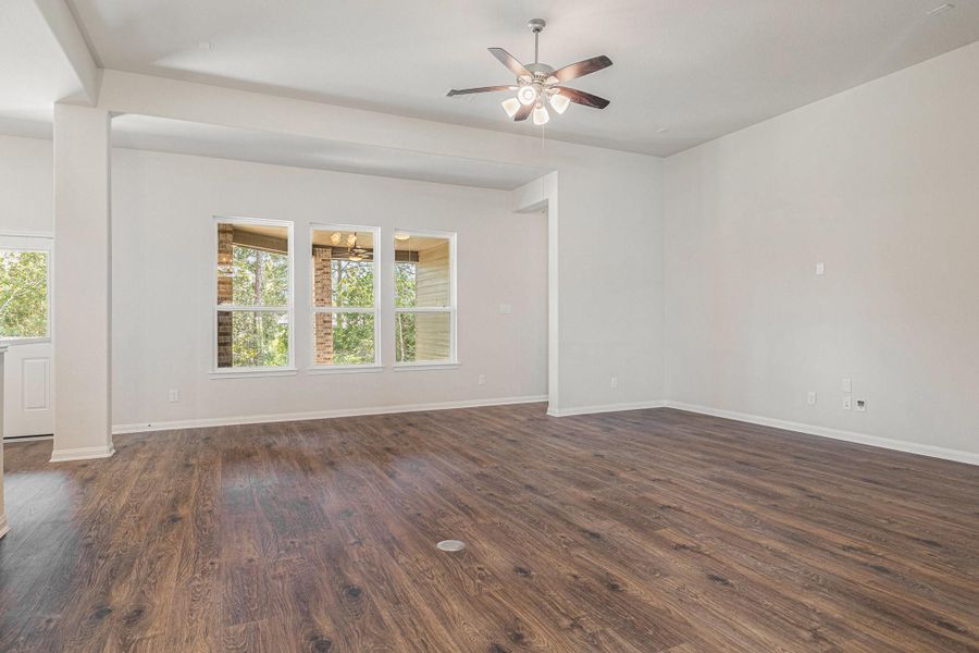 Spacious, unfurnished interior of a new home in Deer Pines, Conroe (Image 8).