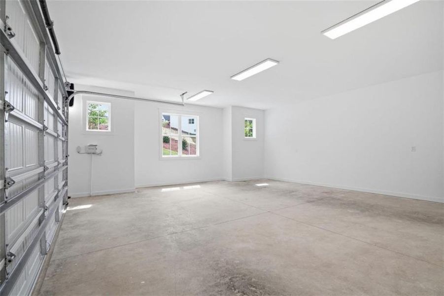 Spacious, unfurnished interior of a new home in , Jasper (Image 36).