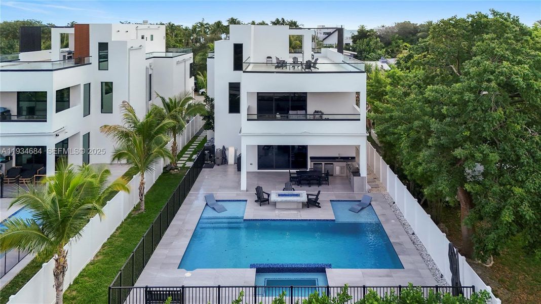 Exterior details and patio area of a home in , Fort Lauderdale (Image 3).