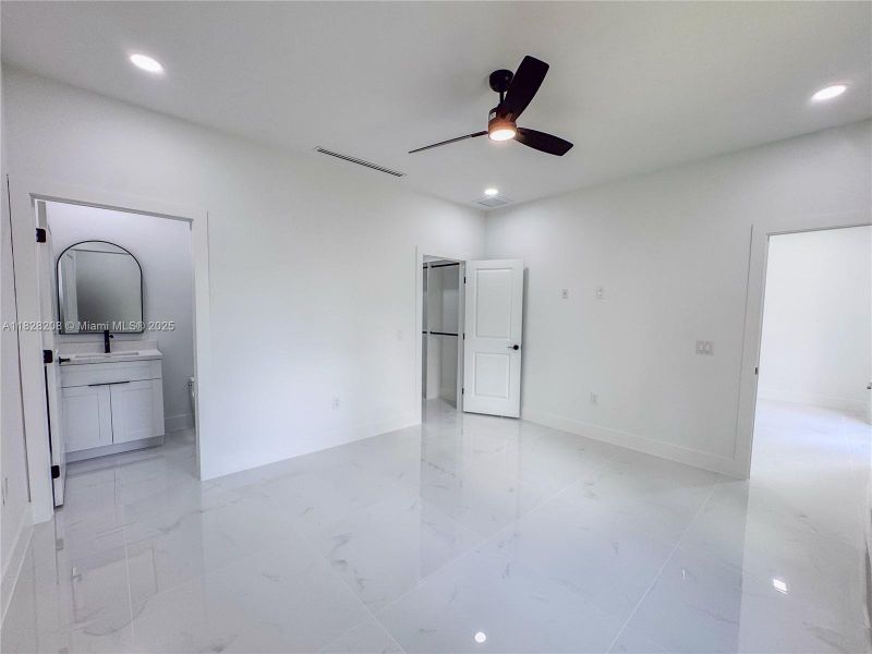 Spacious, unfurnished interior of a new home in , Lehigh Acres (Image 12).