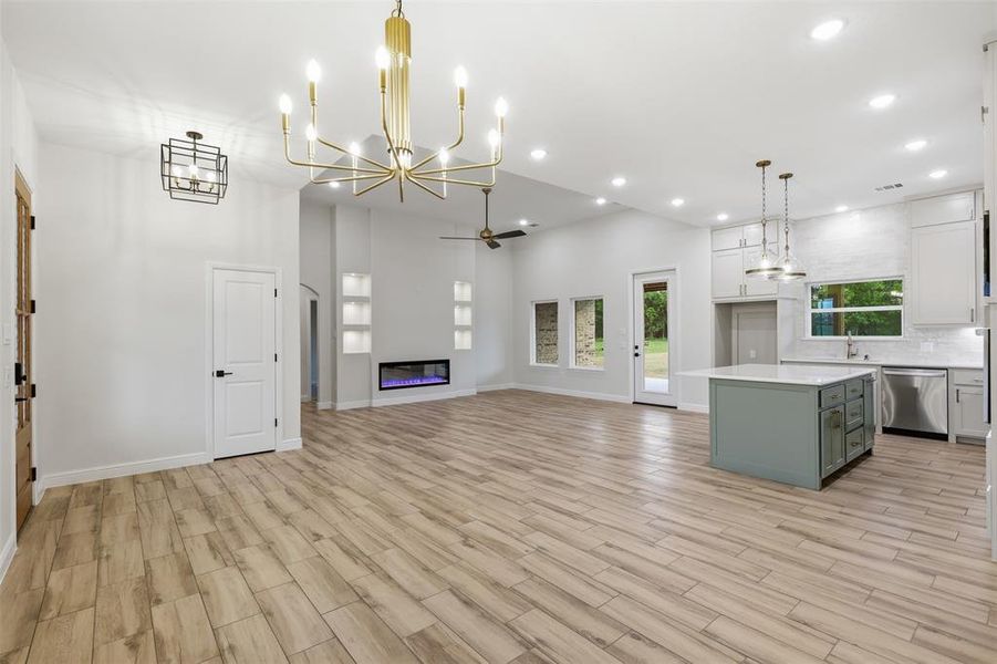Spacious, unfurnished interior of a new home in , Weatherford (Image 14).