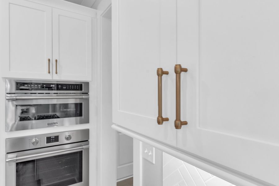Representative interior finishes for a home built from the The Hampton by RobuckHomes in Stonehenge, Raleigh (Image 21).