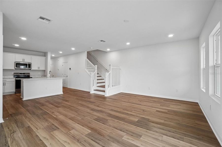 Spacious, unfurnished interior of a new home in Twin Oaks, Zephyrhills (Image 26).