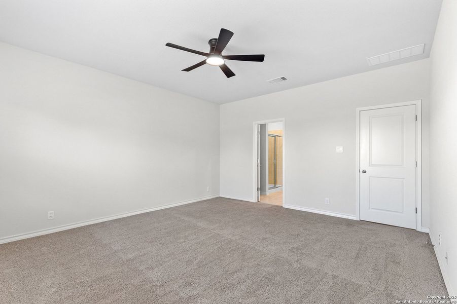 Spacious, unfurnished interior of a new home in Brookstone Creek, San Antonio (Image 15).