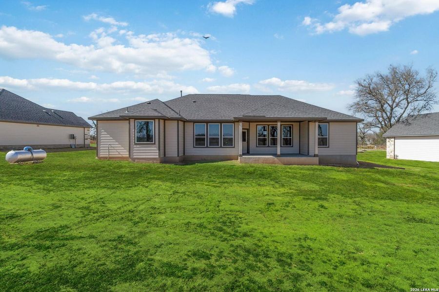 Exterior details and patio area of a home in Lonesome Dove, San Antonio (Image 26).