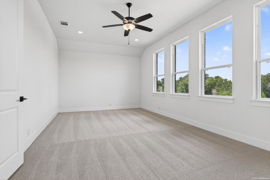 Spacious, unfurnished interior of a new home in Waldsanger, New Braunfels (Image 36).