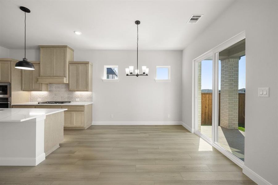 16953 Leatherflower- Dining-1