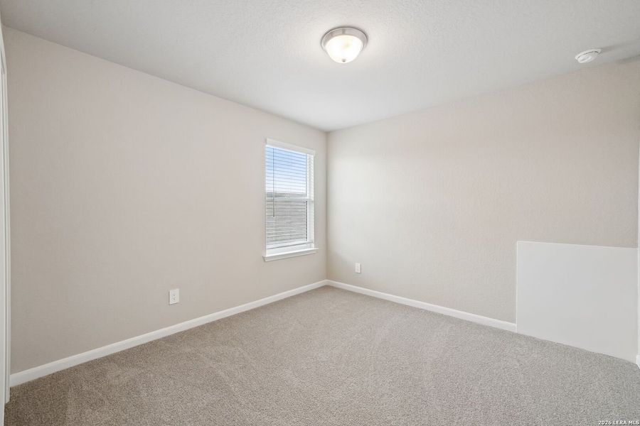 Spacious, unfurnished interior of a new home in Thomas Pond, San Antonio (Image 31).