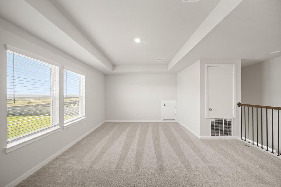 Spacious, unfurnished interior of a new home in Country Creek, Mont Belvieu (Image 14).