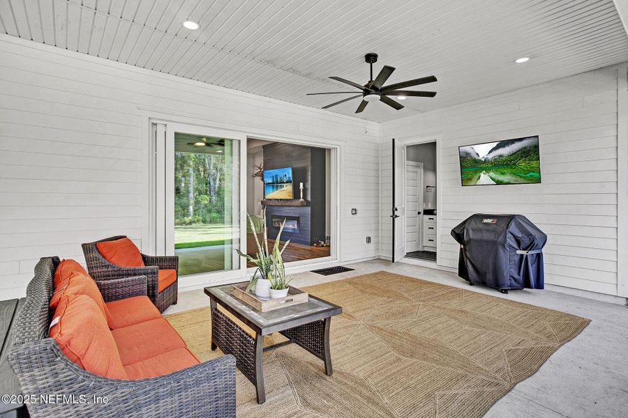Exterior details and patio area of a home in , Green Cove Springs (Image 20).