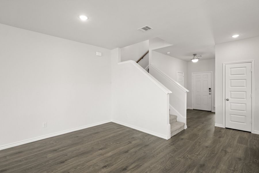 Spacious, unfurnished interior of a new home in Eagle Cove, Denton (Image 16).