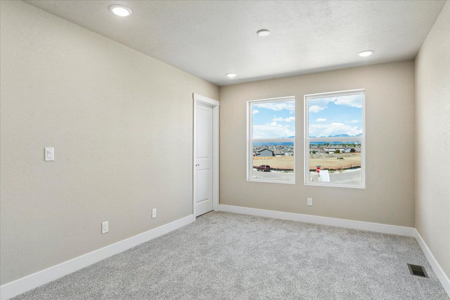 Spacious, unfurnished interior of a new home in The Glen-12, Colorado Springs (Image 21).