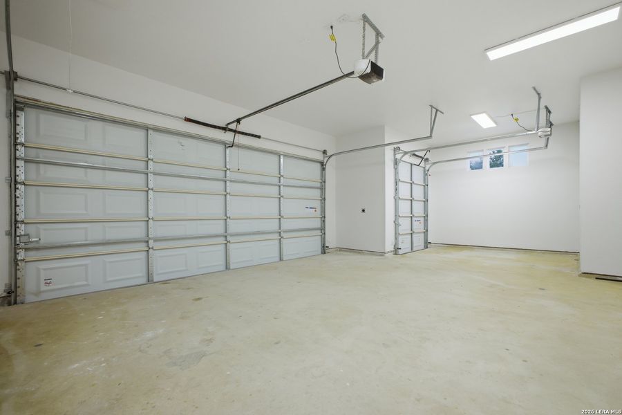 Spacious, unfurnished interior of a new home in , Blanco (Image 27).