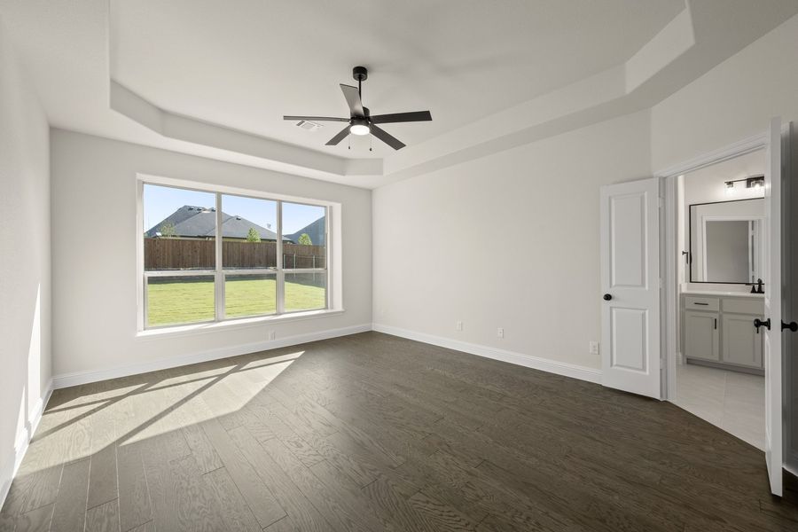 Spacious, unfurnished interior of a new home in Myrtle Creek, Waxahachie (Image 27).
