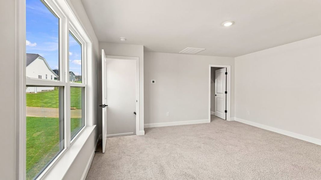 Spacious, unfurnished interior of a new home in Shadowood, Seneca (Image 28).