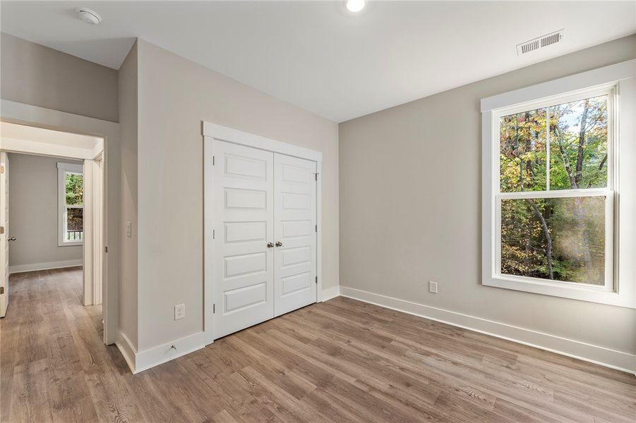 Spacious, unfurnished interior of a new home in Cross Creek Plantation, Seneca (Image 36).