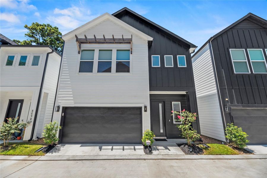 Front exterior of a new home in , Houston, TX, highlighting curb appeal (Image 22). Front exterior of a new home in , Houston, TX, highlighting curb appeal (Image 22).