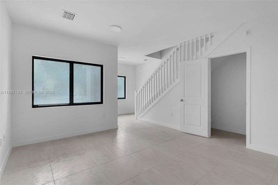 Spacious, unfurnished interior of a new home in , Miami (Image 12).