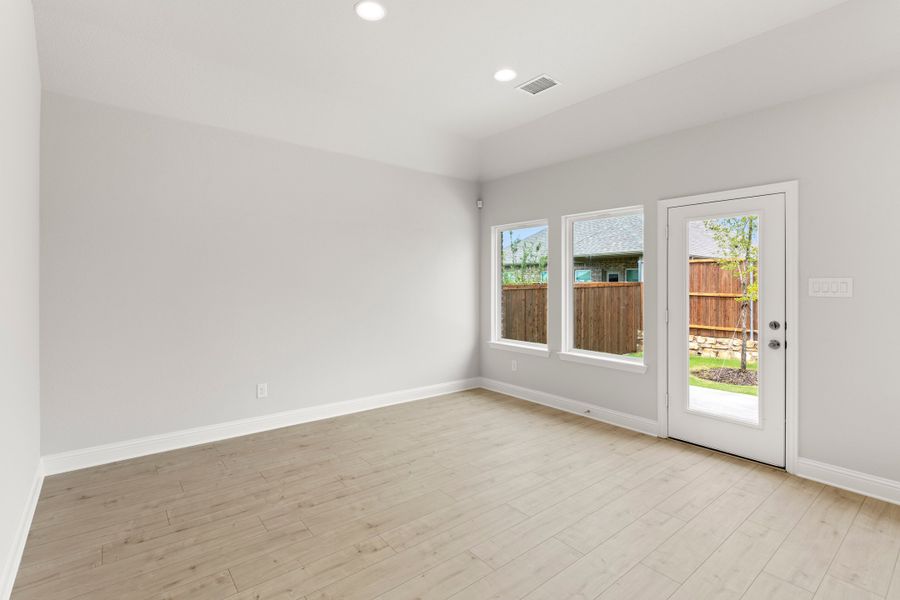 Spacious, unfurnished interior of a new home in Creekside, Royse City (Image 17).