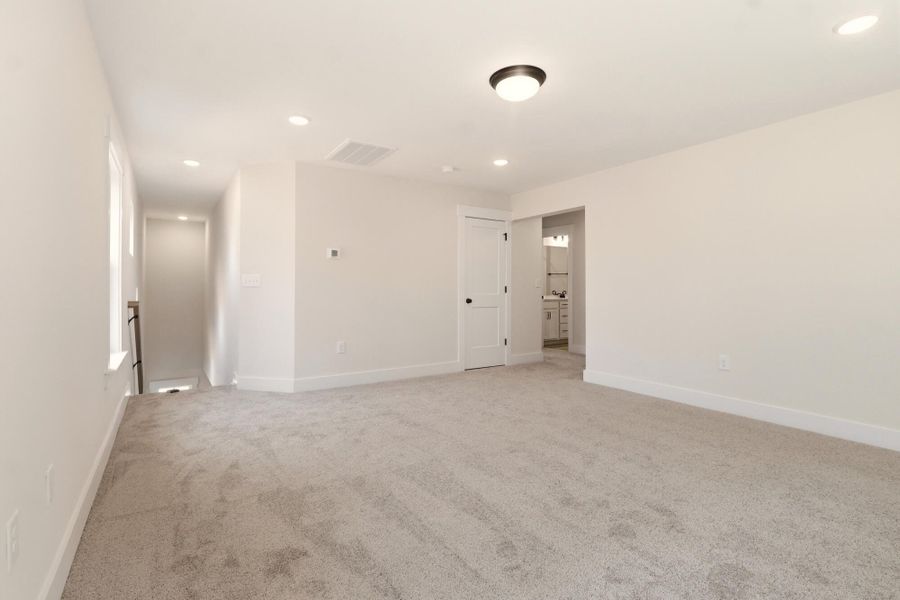 Spacious, unfurnished interior of a new home in Harbor Crossing, Greensboro (Image 31).