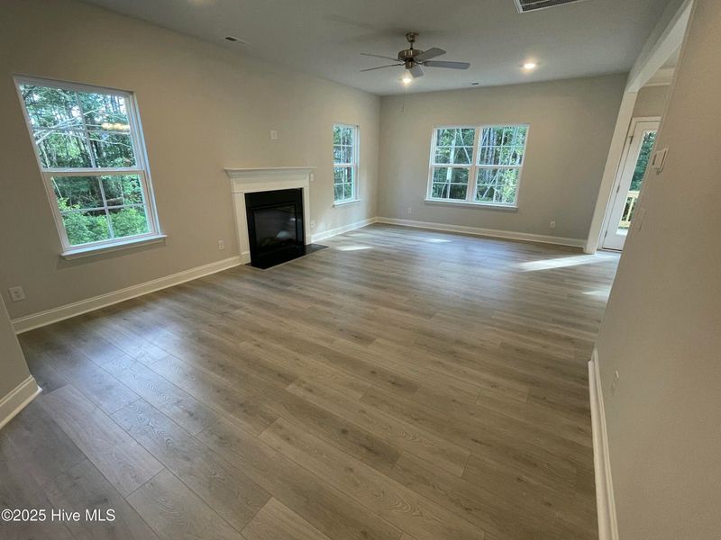 Spacious, unfurnished interior of a new home in Mill Creek Cove, Bolivia (Image 10).