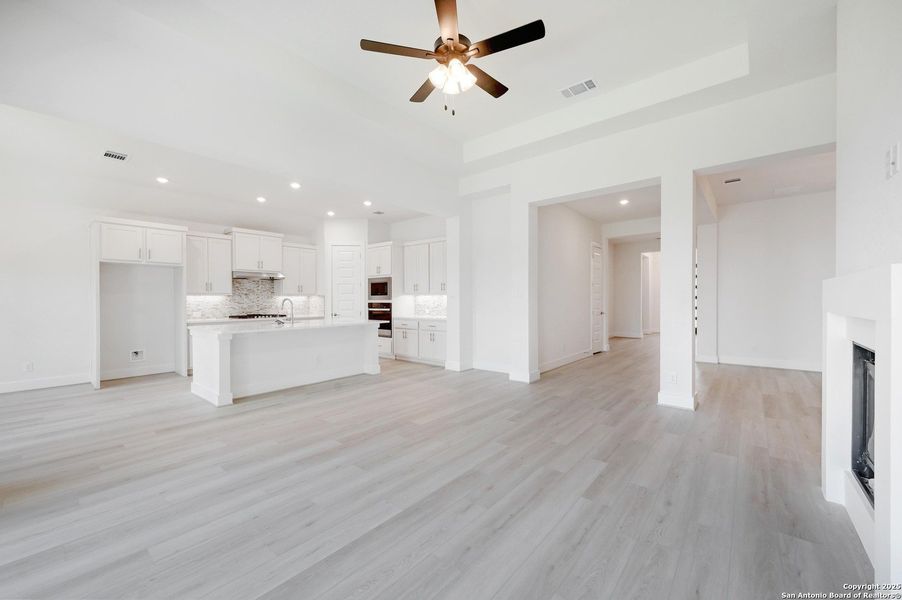 Spacious, unfurnished interior of a new home in The Grove at Vintage Oaks, New Braunfels (Image 21).