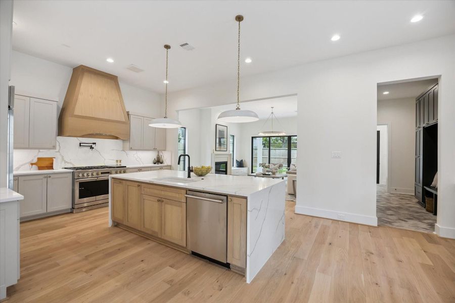 Large scale open space, perfect for those larger get togethers. Large scale open space, perfect for those larger get togethers.