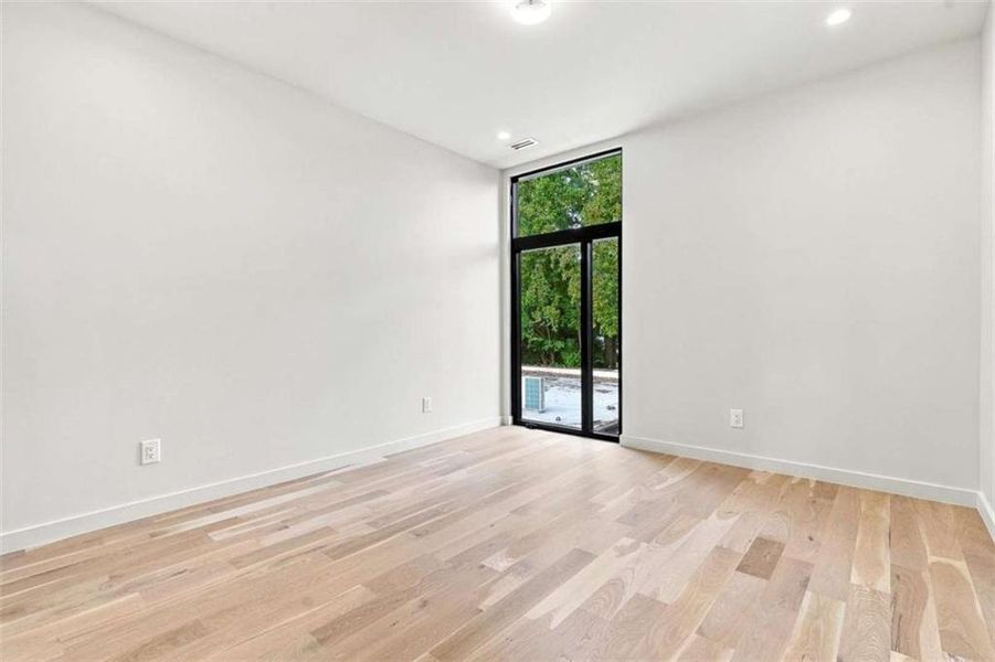 Spacious, unfurnished interior of a new home in , Atlanta (Image 38).