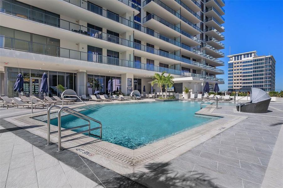 Condo located in St. Petersburg, FL showcasing its design and architecture (Image 3). Condo located in St. Petersburg, FL showcasing its design and architecture (Image 3).