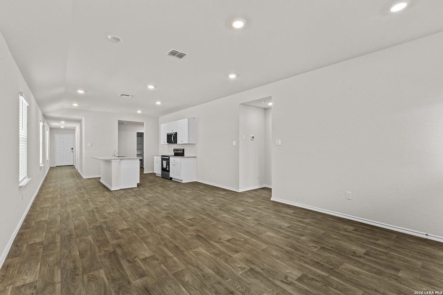 Spacious, unfurnished interior of a new home in Laurel Vistas, San Antonio (Image 13).
