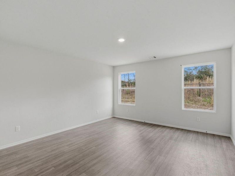 Spacious, unfurnished interior of a new home in Shirey Forest - Branches, Lufkin (Image 8).
