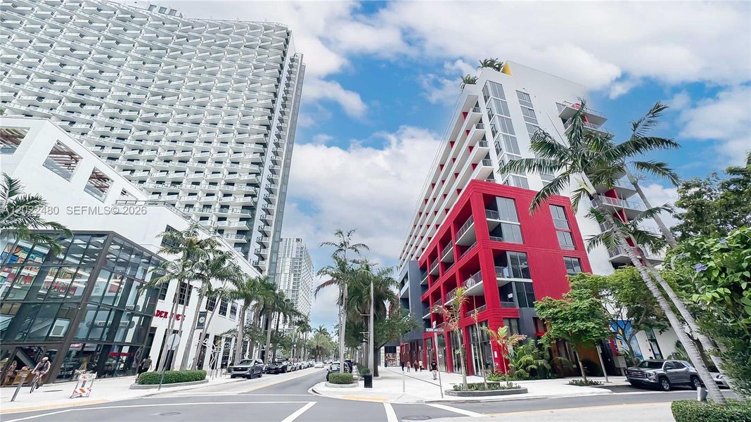 Condo located in Miami, FL showcasing its design and architecture (Image 19).